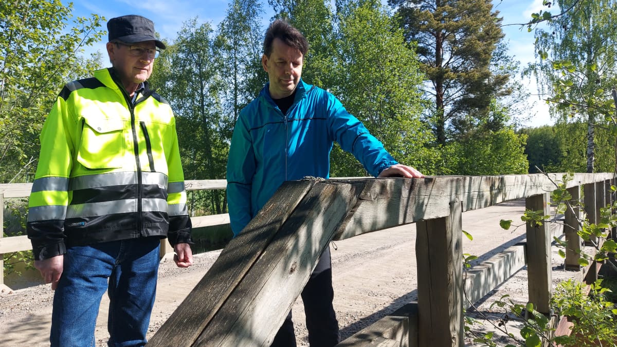 Tieisännöitsijä Jorma Kauko ja Toiva-Piilokulma yksityistien hoitokunnan puheenjohtaja Samu Lamberg Toivanjoen ylittävällä sillalla.