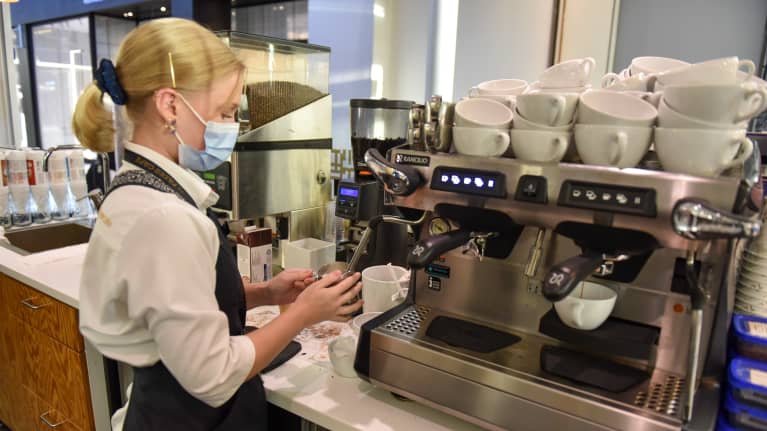 Kahvilan myyjä Amanda Westerberg työssä.