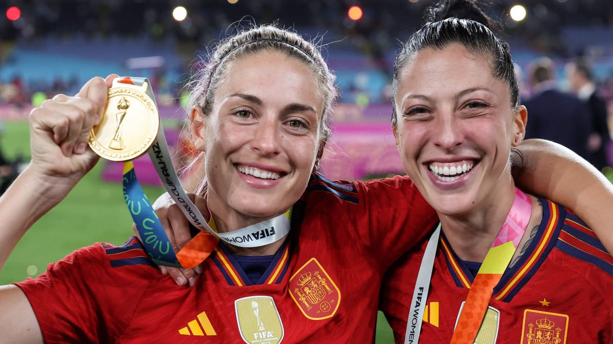 Spaniens mittfältare  Alexia Putellas och Jennifer Hermoso firar sin seger i finalen i fotbolls-VM 2023. 