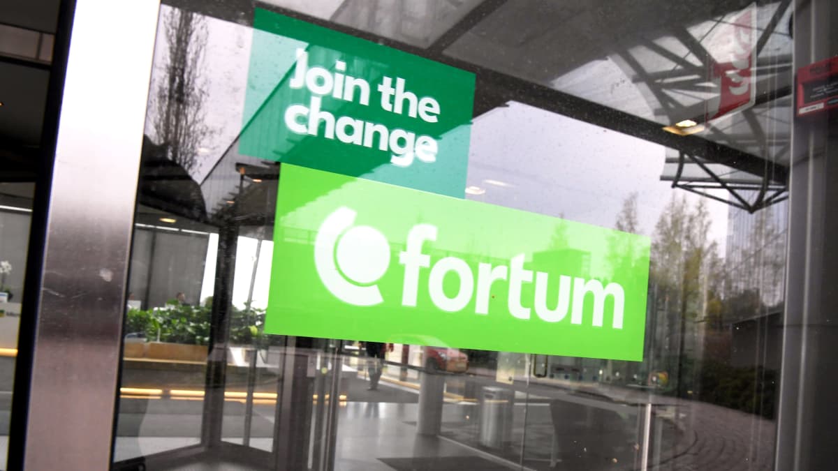 Fortumin logo pääkonttorin ovessa Espoossa.