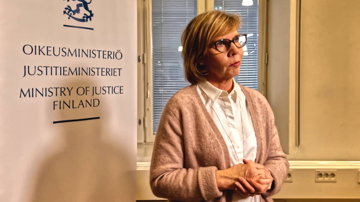 Oikeusministeri Anna-Maja Henriksson ministeriössä aiheena kuntavaalit 2021.