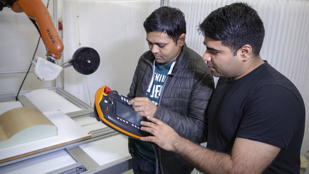 Pravin Luthada ja Vaibhav Shah startup yrittäjät Addcomposites firmasta.