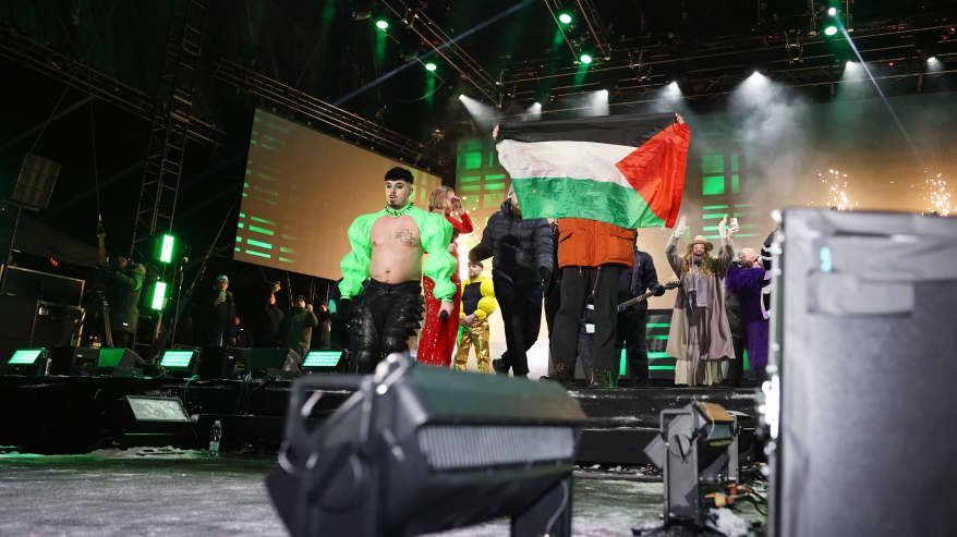 Palestiinalaislippu kansalaistorin lavalla. Käärijä on lipun vieressä.
