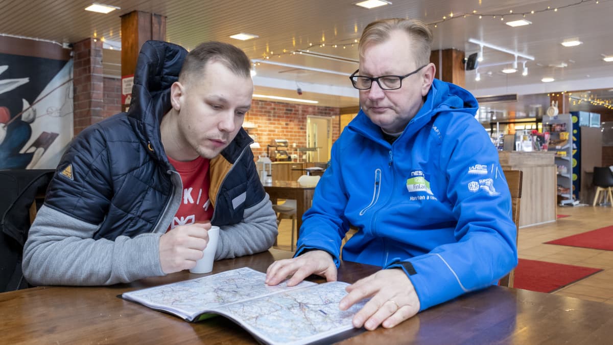Reitistä vastaava apulaiskilpailupäällikkö Kari Nuutinen ja Kalle Rovanperän kartanlukija Jonne Halttunen tutkivat kartalta Jyväskylän MM-ralin ensi kesän rallireittiä.