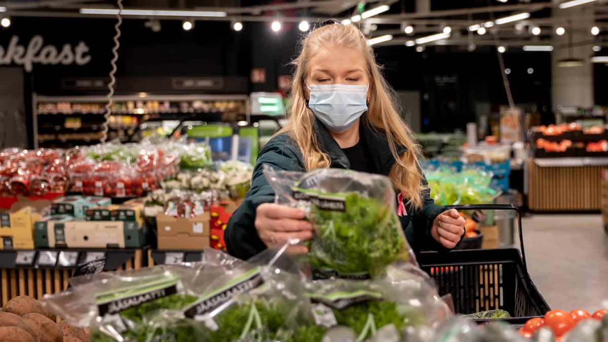 Hanna Walsh valitsee salaattia elintarvikekaupassa