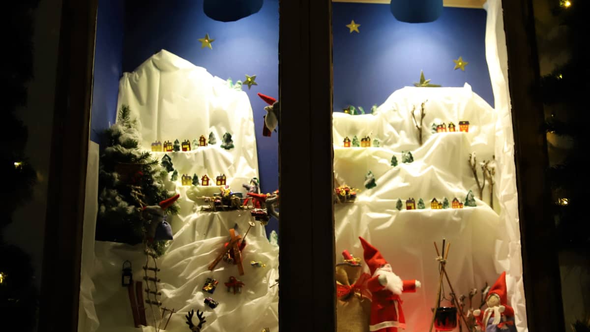 joulupukki, taloja ja muita koristeita ikkunassa