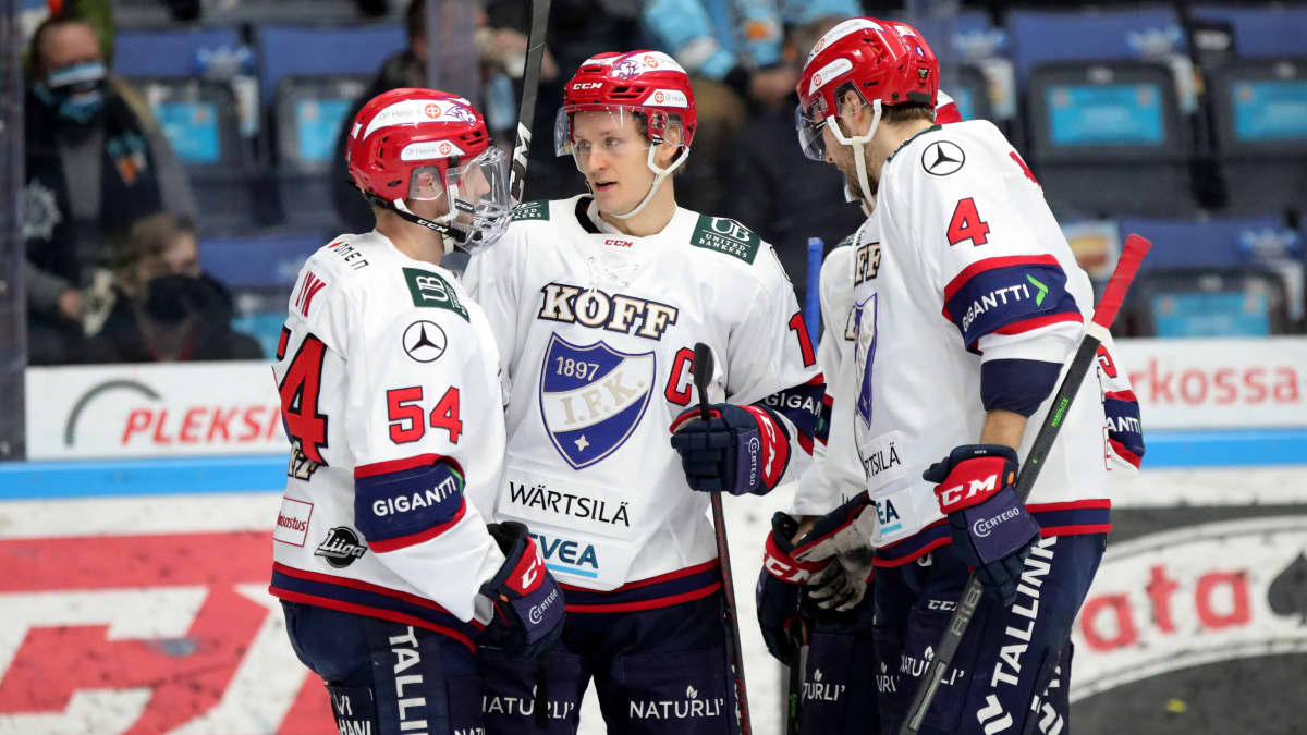 HIFK-spelare firar mål.