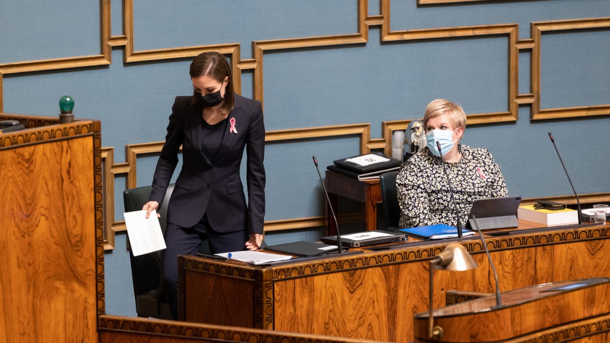 Pääministeri Sanna Marin vastaa opposition väittämiin budjettikeskustelussa eduskunnan istuntosalissa. 28.9.2021
