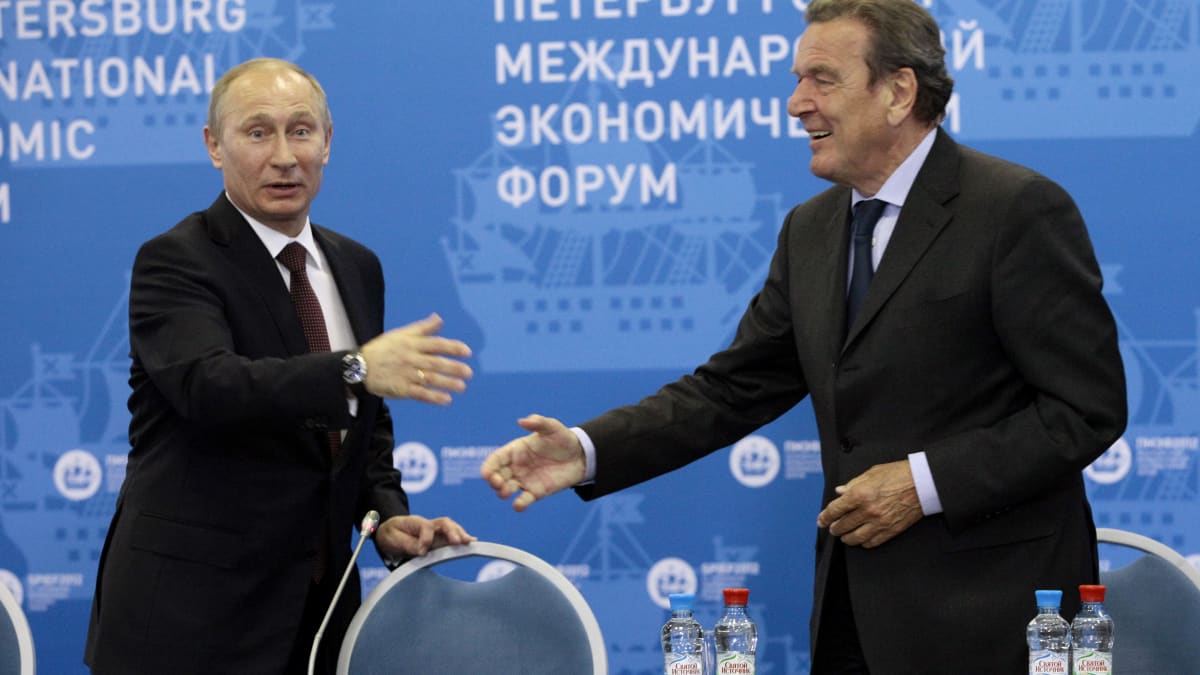 Gerhard Schröder ja Vladimir Putin Pietarin talousfoorumissa 21. kesäkuuta 2012.