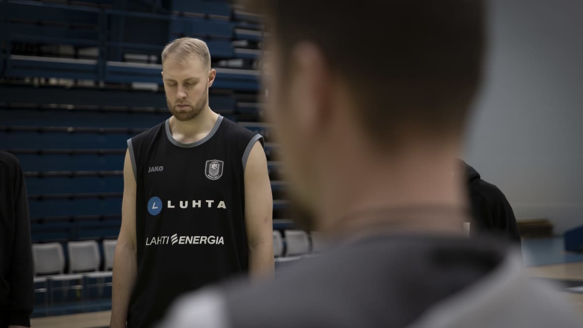 Henri Ventoniemi osallistuu päävalmentaja Pieti Poikola vetäämään Lahti Basketball koripallojoukkueen yhteisee meditaatio hetkeen Lahden suurhallissa. 
