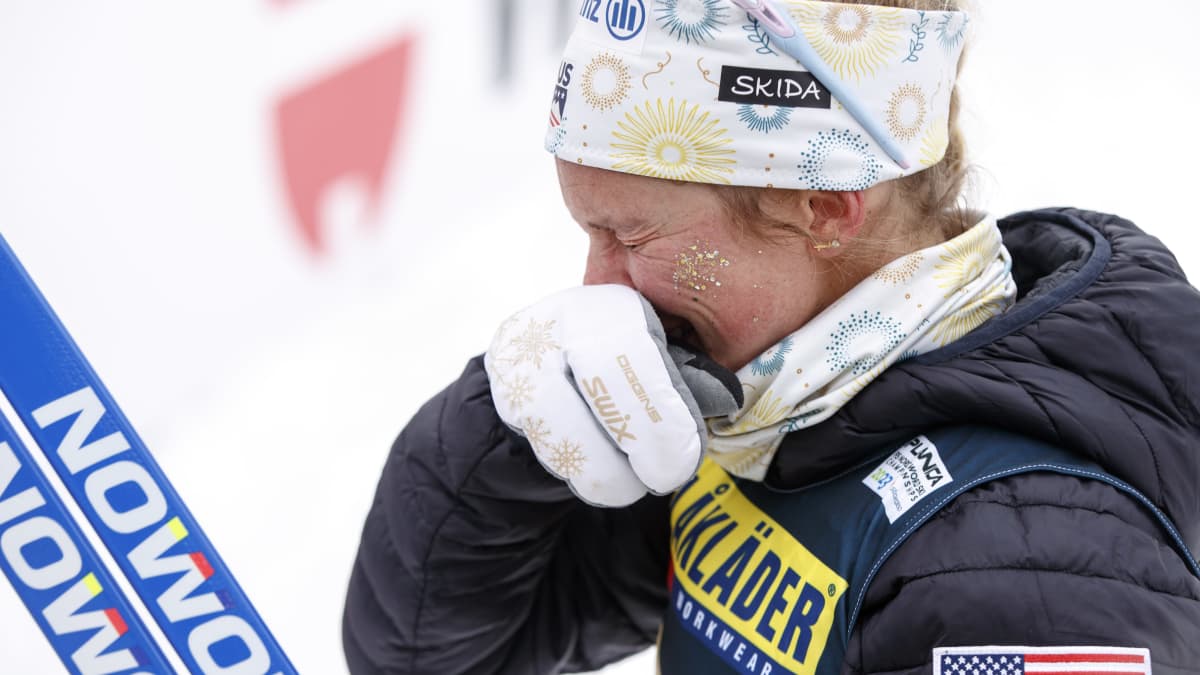 Jessie Diggins itkee mestaruuden ratkeamisen jälkeen.