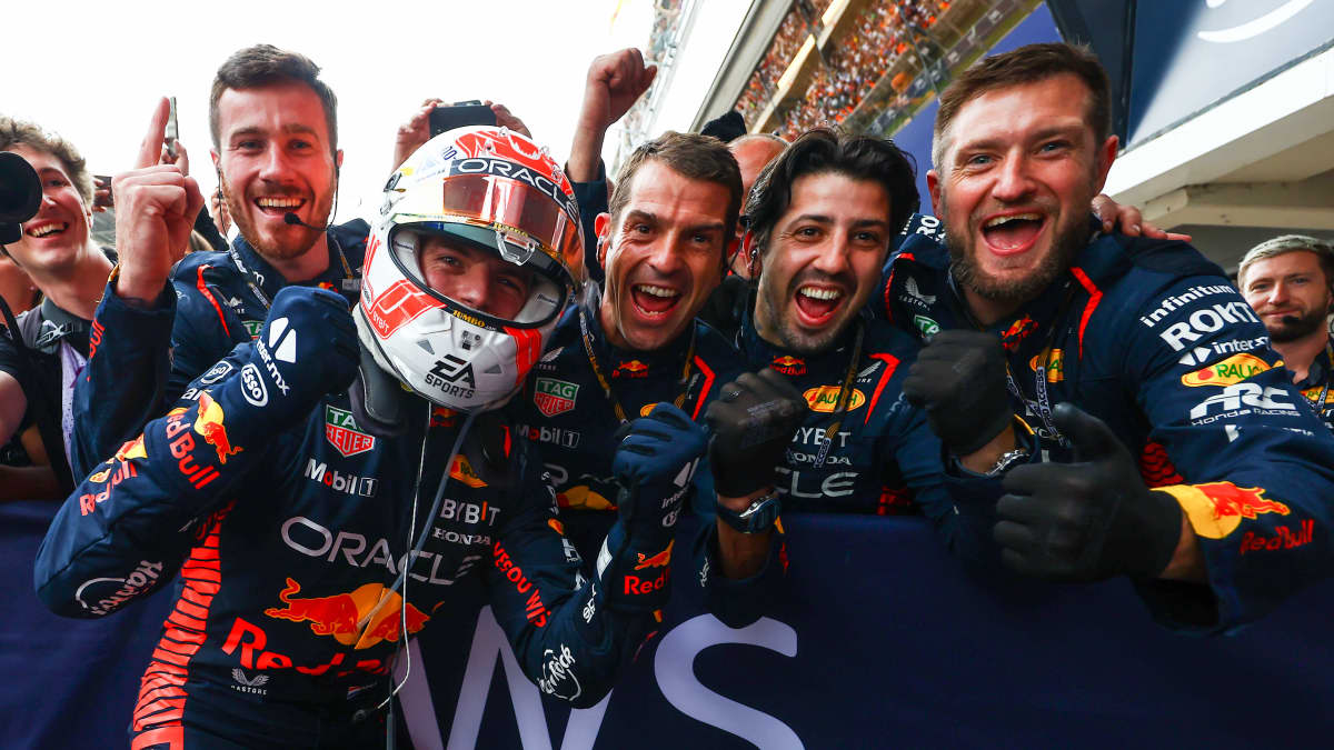 Max Verstappen juhlii Espanjan GP:n voittoa tiiminsä kanssa.