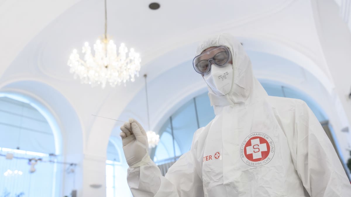 Den här hälsovårdaren tog covidtester i ett nytt testcenter vid slottet Schönbrunn i Wien den 2 februari. 