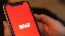 Kännykän näytöllä on Yango taksisovellus.