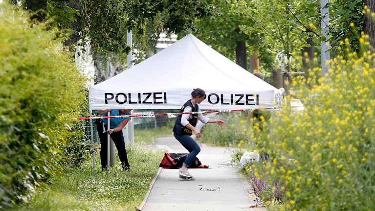 Poliisin telttakatos rikospaikalla.