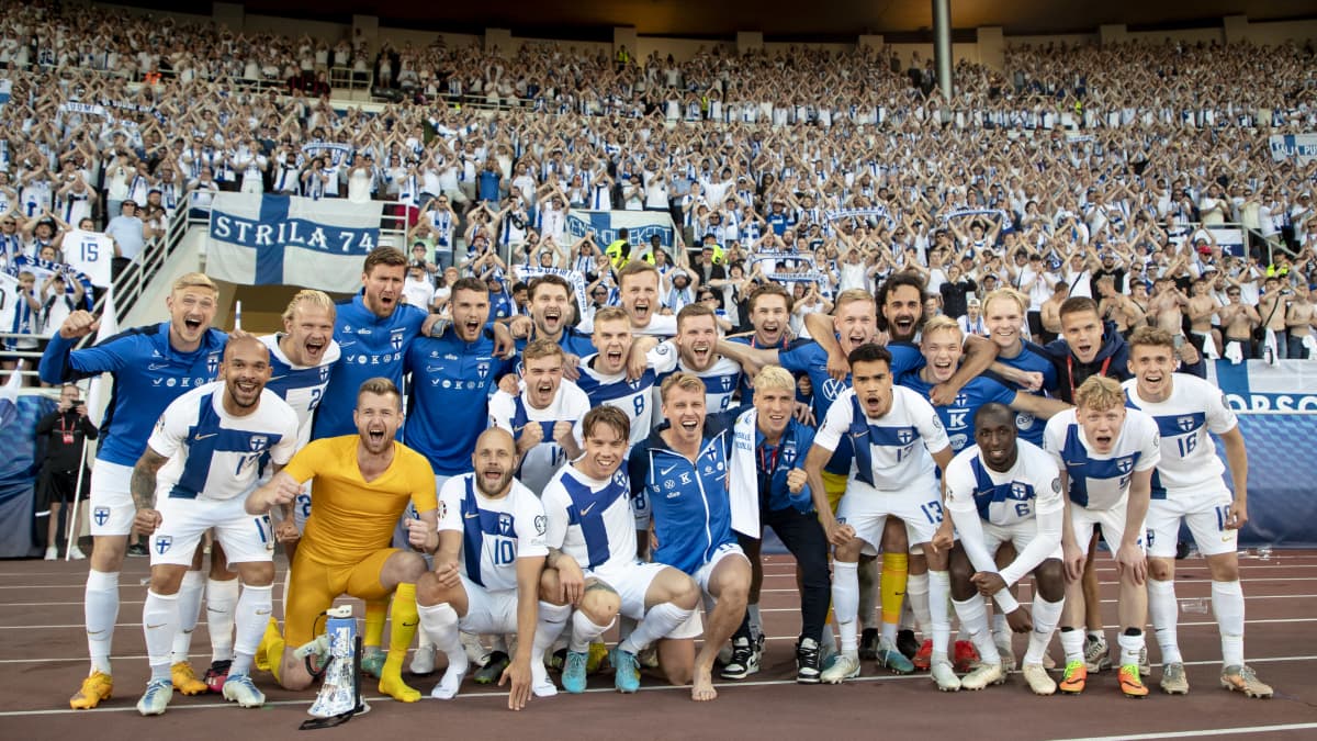 Suomi juhlii voittoa Olympiastadionilla.