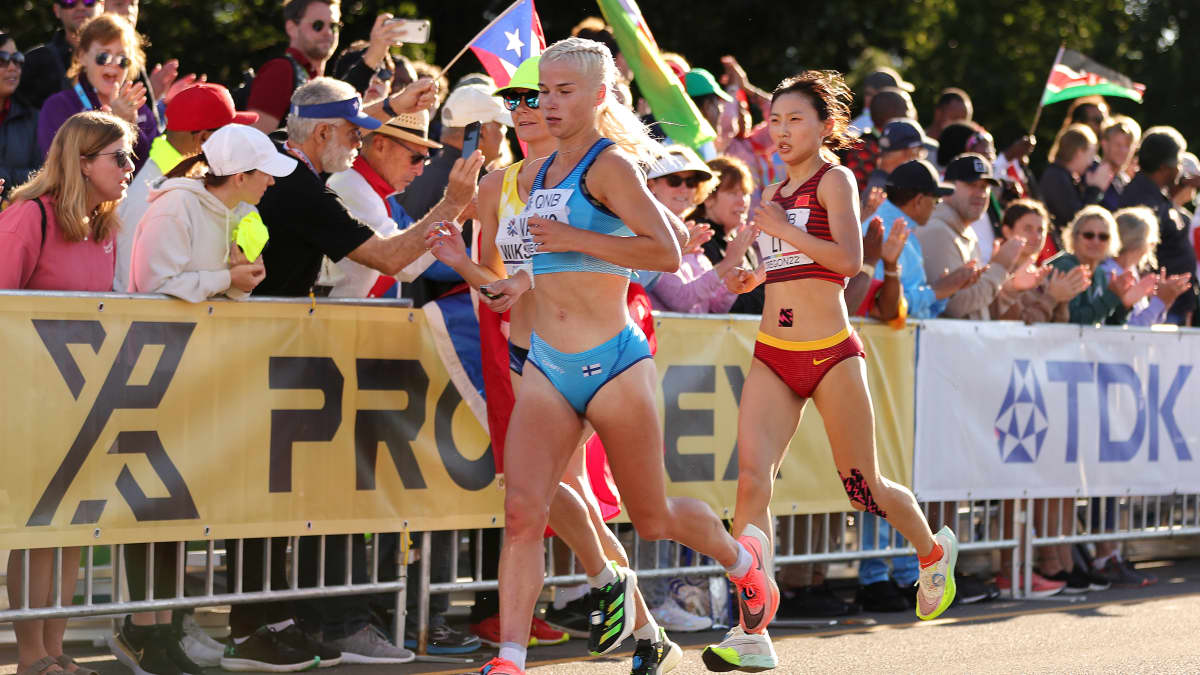 Ruotsin Carolina Wikström, Suomen Alisa Vainio ja Kiinan Zhixuan Li juoksevat samassa ryhmässä Oregonin MM-maratonilla