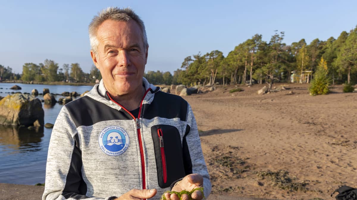 Pidä Saaristo Siistinä ry:n huoltohenkilö Jouni Kelkka Suulisniemessä uimarannalla.