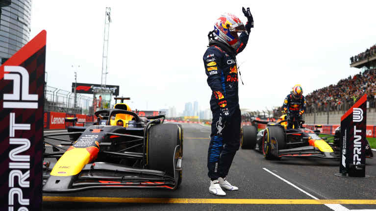 Max Verstappen juhli Kiinan F1-sprintin voittoa.