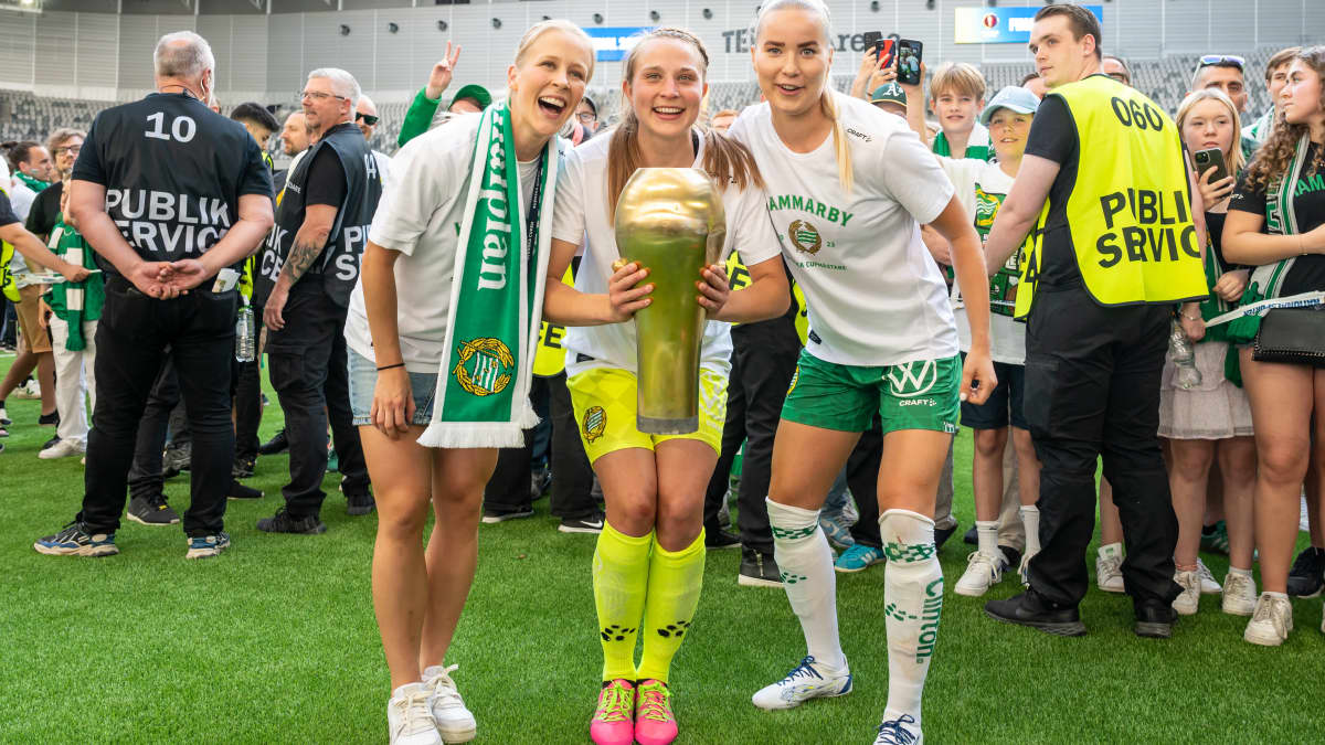 Adelina Engman, Anna Tamminen ja Eva Nyström cupin palkintoppokaalin kanssa.