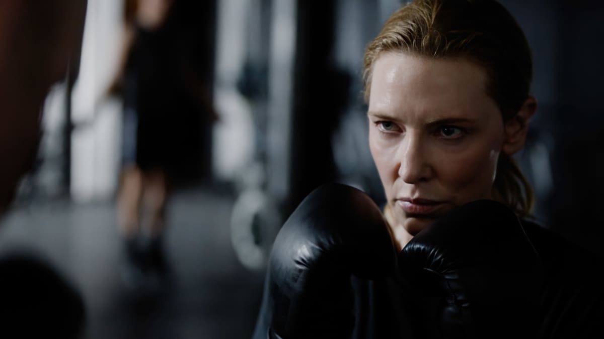 Cate Blanchettin näyttelemä kapellimestari nyrkkeilyhanskat kädessä.