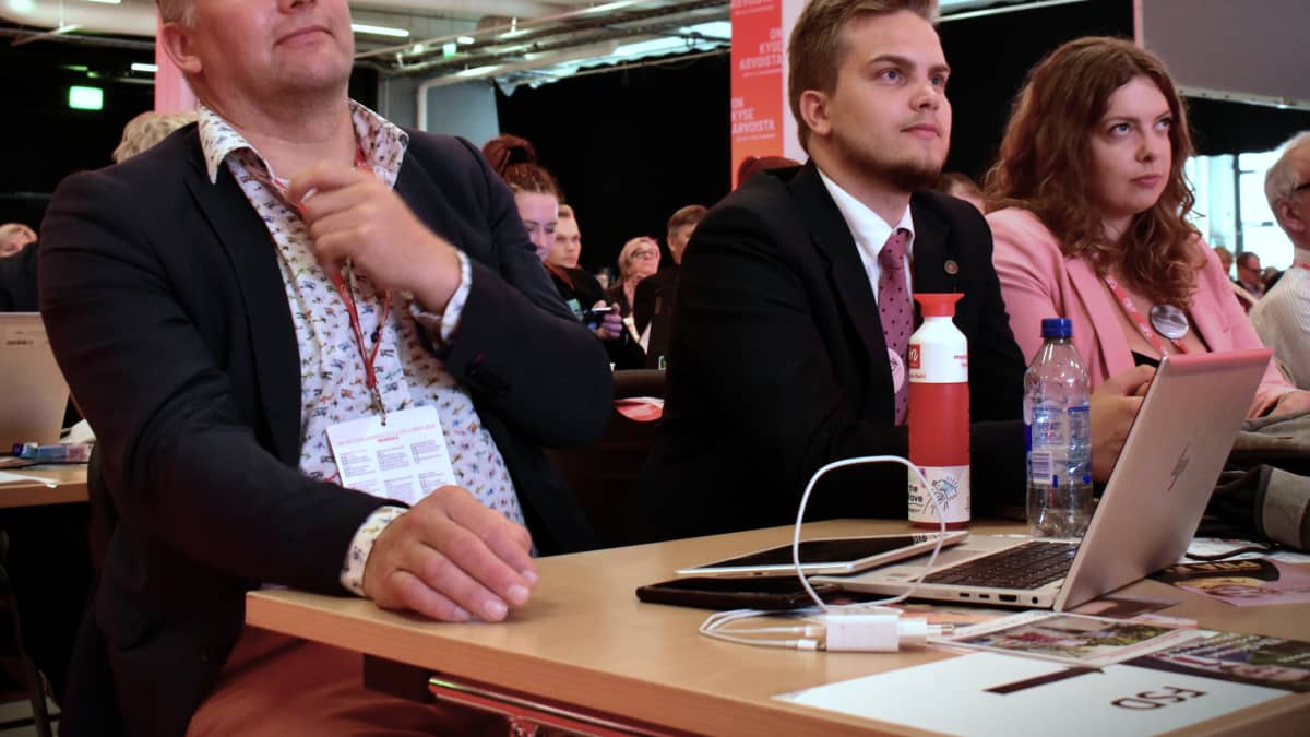 Viktor Kock, Jonatan Wikström och Rebecka Åkers sitter vid ett bord under socialdemokraternas partimöte i Jyväskylä.