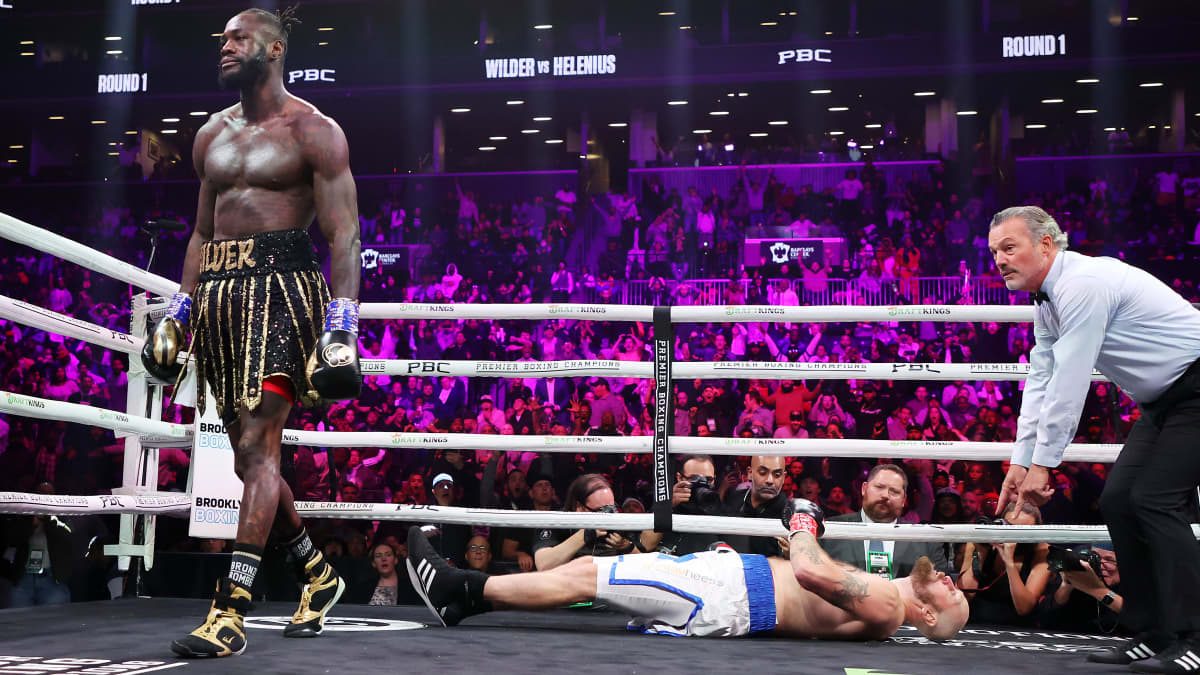 Deontay Wilder on juuri tyrmännyt Robert Heleniuksen. Suomalainen makaa kanveesissa ja tuomari laskee hänelle lukua.