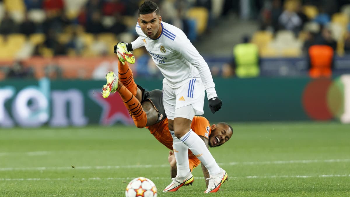 Shakhtar Donetskin Fernando kokee Realin Casemiron kovuuden kaksinkamppailussa.