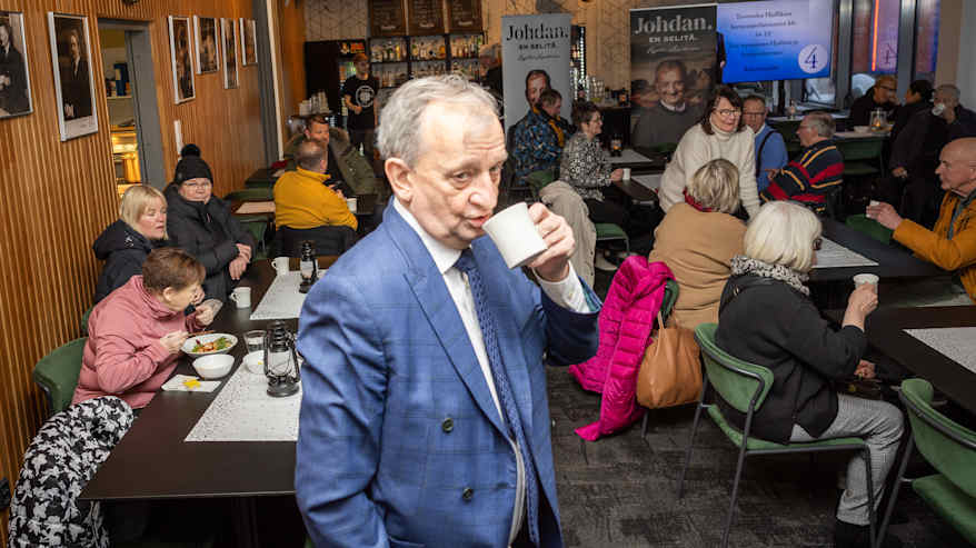 Hjallis Harkimo tapaa ihmisiä Kangasalla presidentinvaalien kampanjatilaisuuudessa.