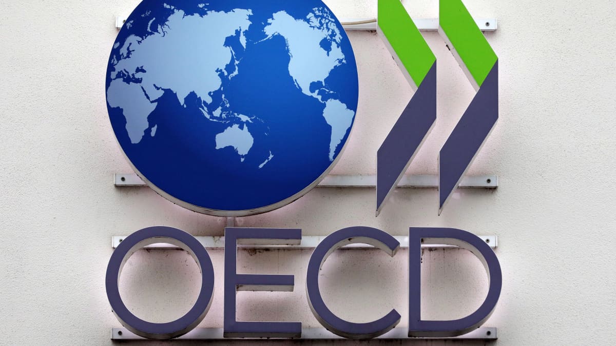 OECD:n logo seinässä.