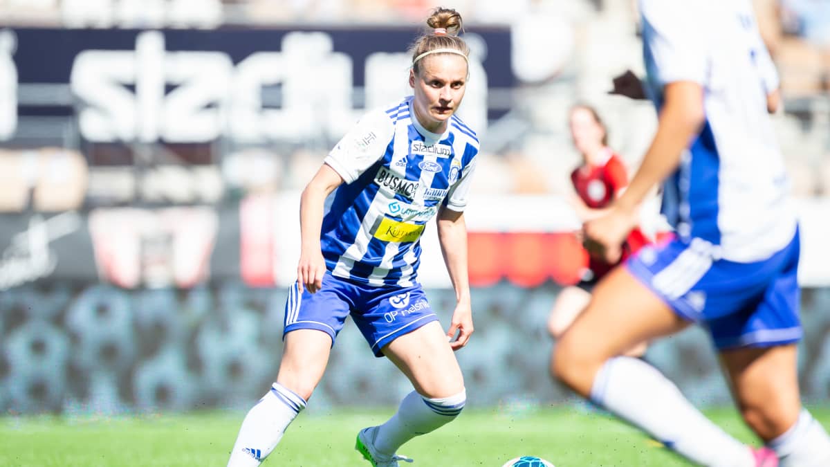 Essi Sainio på spelplan för HJK 2020