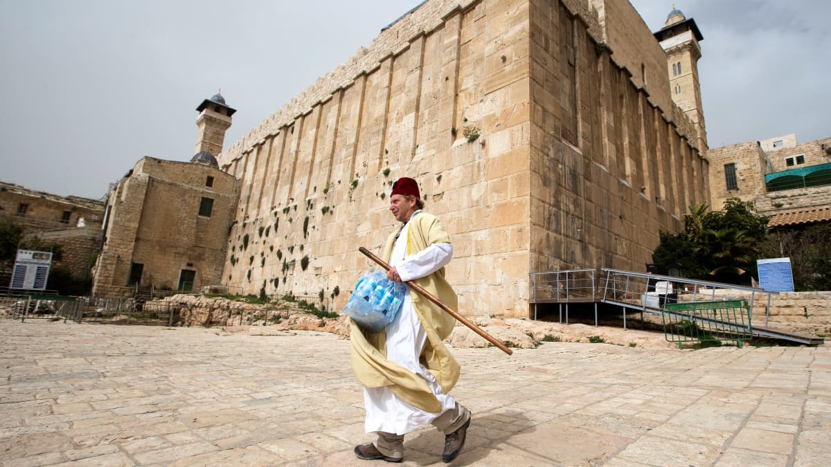 Juutalaismies ohittaa Patriarkkojen hautaa.