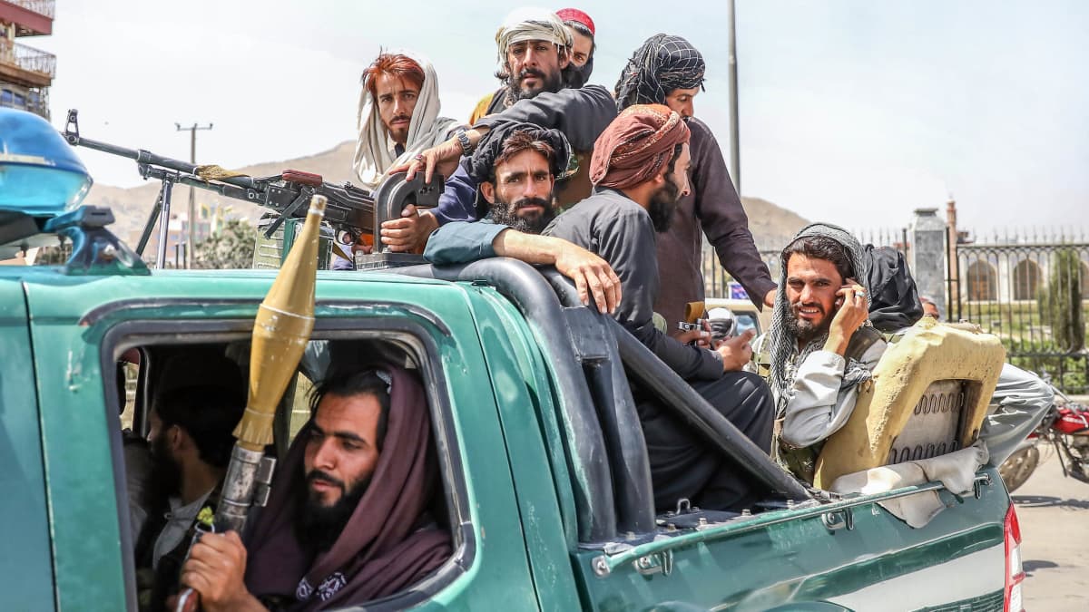 Talibanin taistelijoita aseet kädessään. 