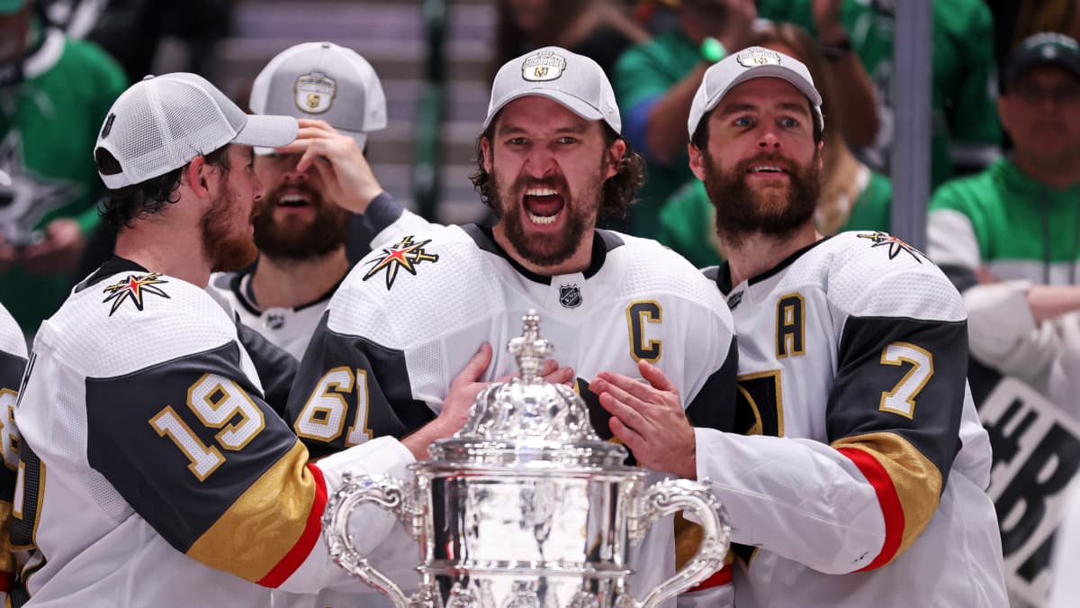 Vegas Golden Knightsin pelaajat juhlivat NHL:n läntisen konferenssin voittoa.