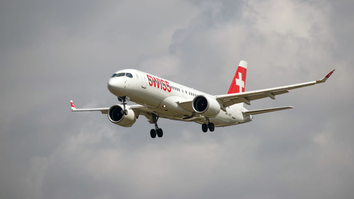 Swiss -yhtiön Airbus A220 laskeutumassa.