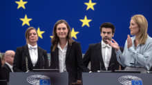 Sanna Marin (sd.) hymyilee EU-parlamentissa, parlamentin puhemies Roberta Metsola taputtaa vieressä. 
