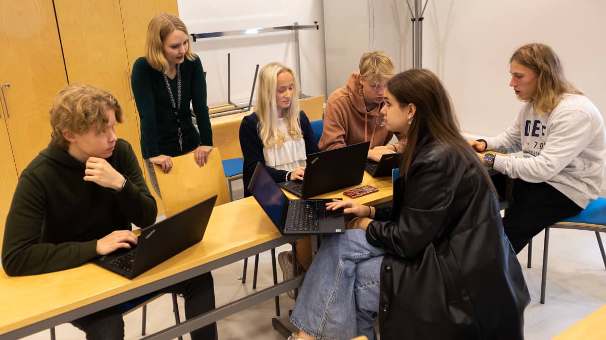 Tampereen yliopiston normaalikoulun lukion opiskelijoita.