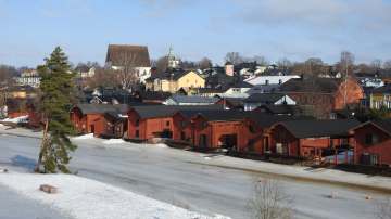 Aurinkoinen päivä Porvoossa. Vanhankaupungin maisemaa. 