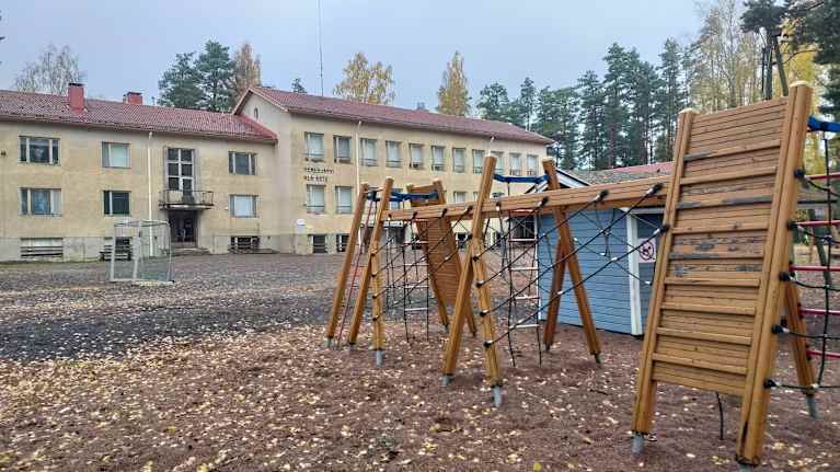 Koulurakennus ja pihaa. 