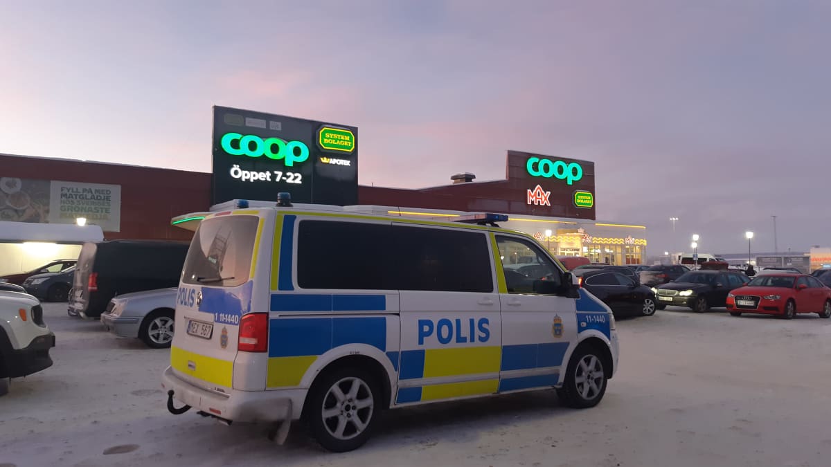 Ruotsalainen poliisiauto Haaparannalla marketin pihalla joulun alla vuonna 2021, jolloin Ruotsi vaati maahantulijoilta koronapassin.