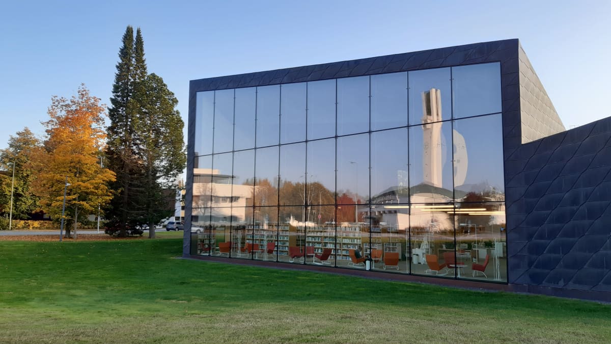 Seinäjoen uuden kirjaston ikkunasta näkyy ja heijastuu Lakeuden risti. 