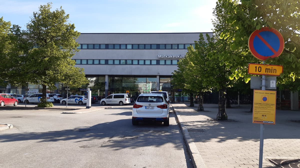Seinäjoen matkakeskus eli rautatieasema edestä päin. Kuvassa myös takseja jonossa.