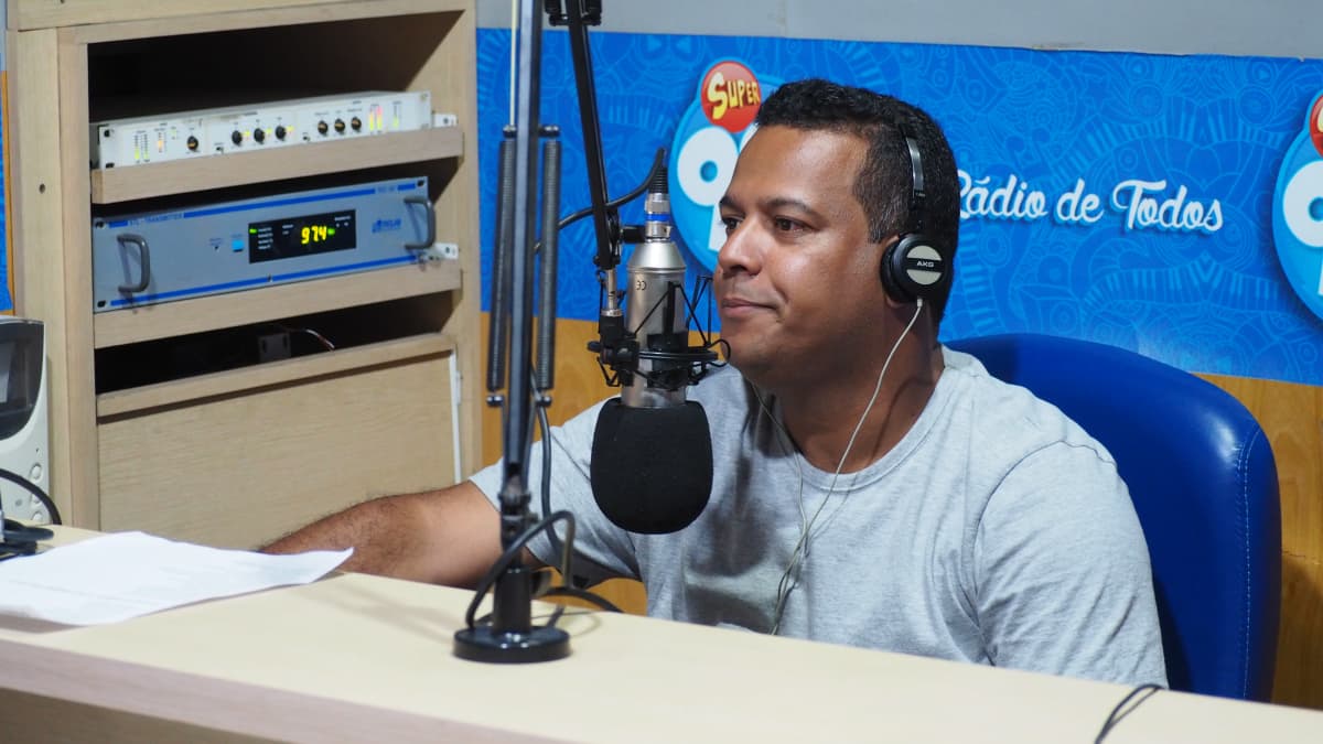 Jean Ramalho jobbar på en radiokanal och driver en privat blogg.