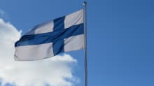 Suomen lippu liehuu lipputangossa.