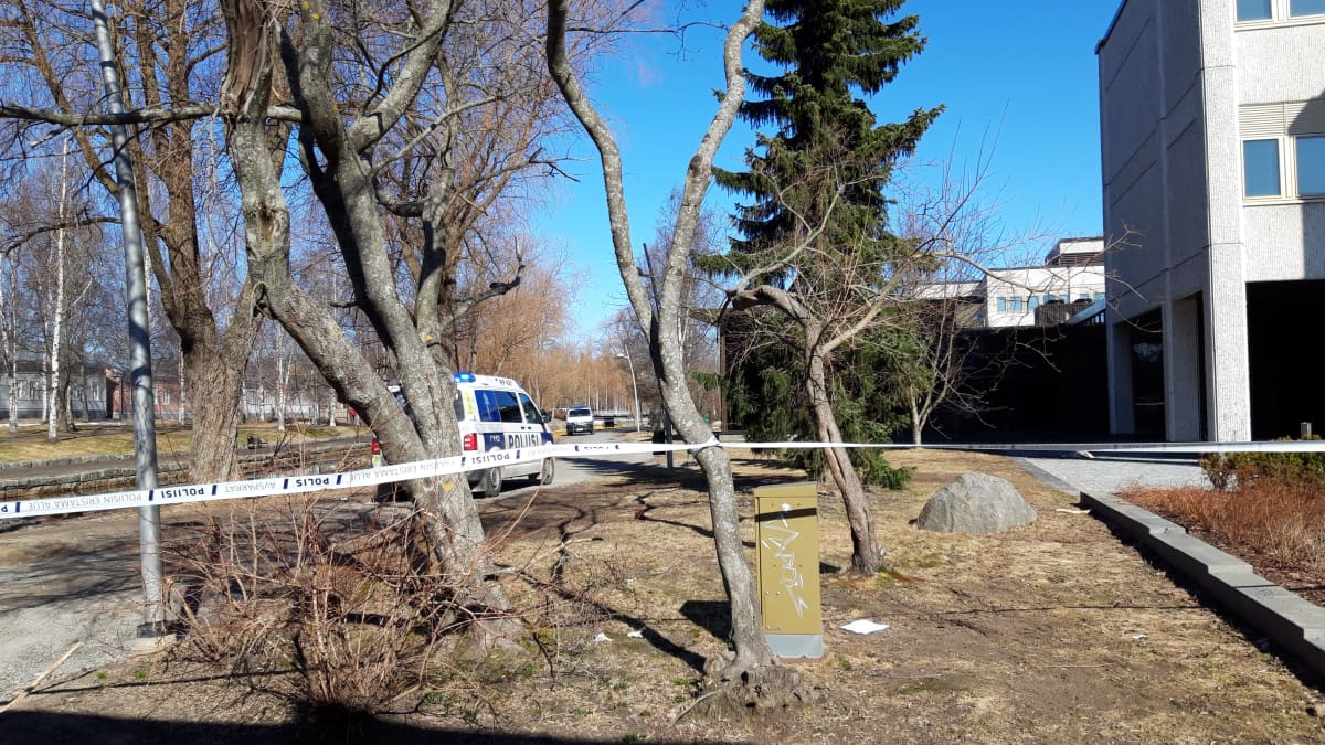 Poliisiautoja Kokkolan kaupungintalon päädyssä.