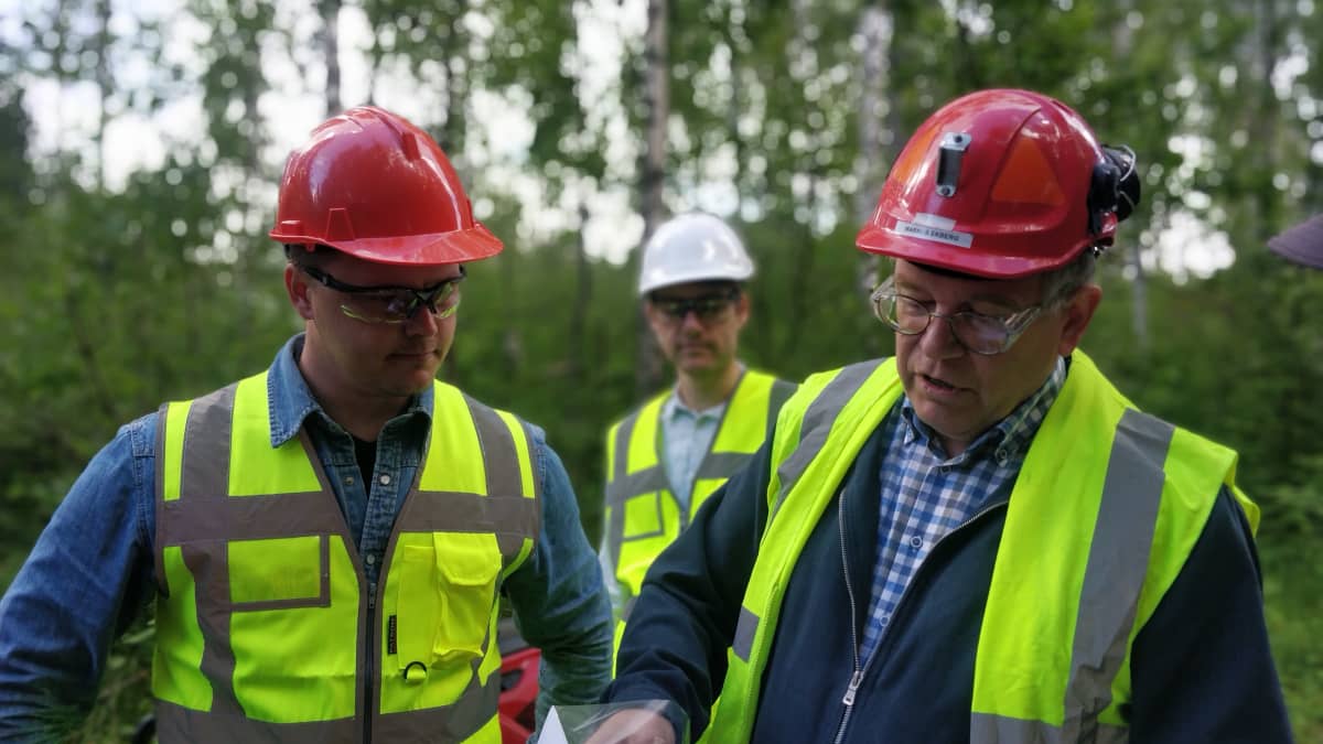 Kuvassa on FinnCobalt-yhtiön toimitusjohtaja Markus Ekberg (oikealla)sekä kaksi Hautalammen kaivoksen geologia. 
