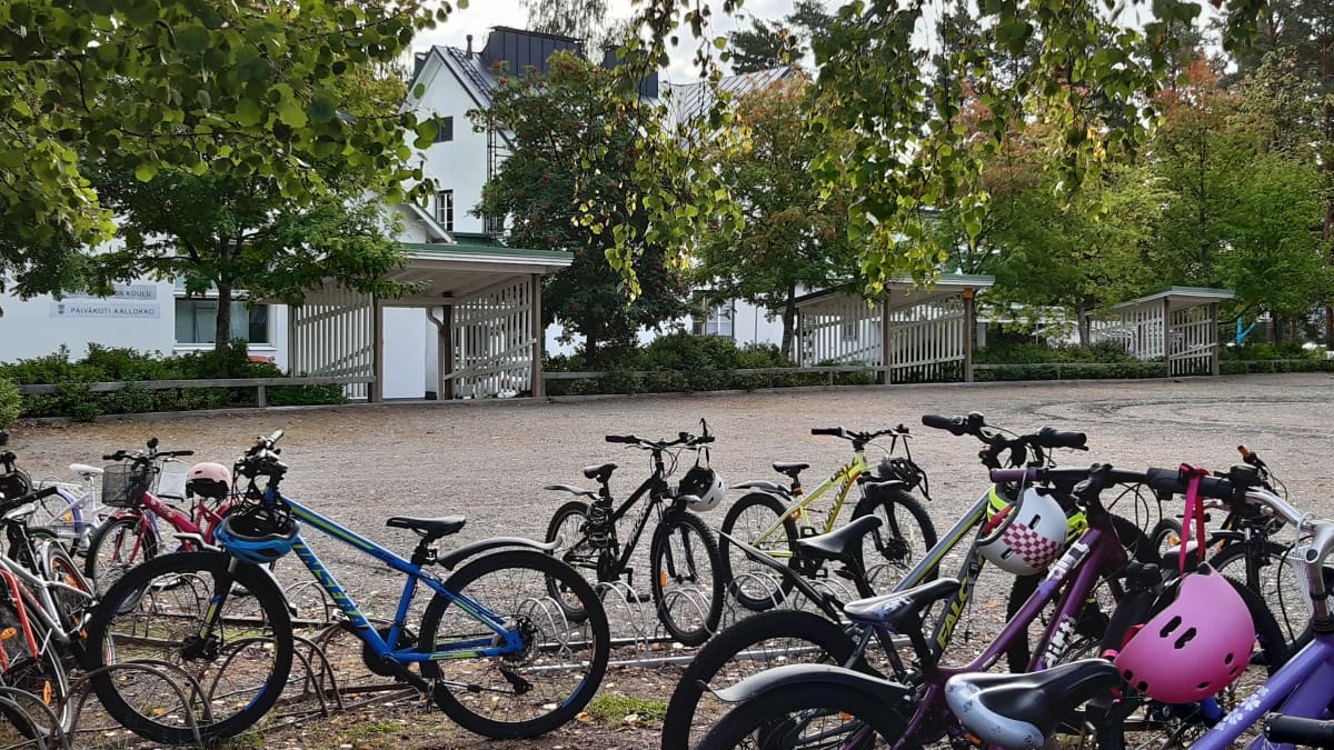 Polkupyöriä koulun pihalla Jyväskylän Muuratsalossa.