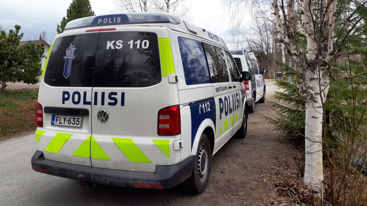 Poliisiauto Jyväskylän Kuokkalanpellossa.