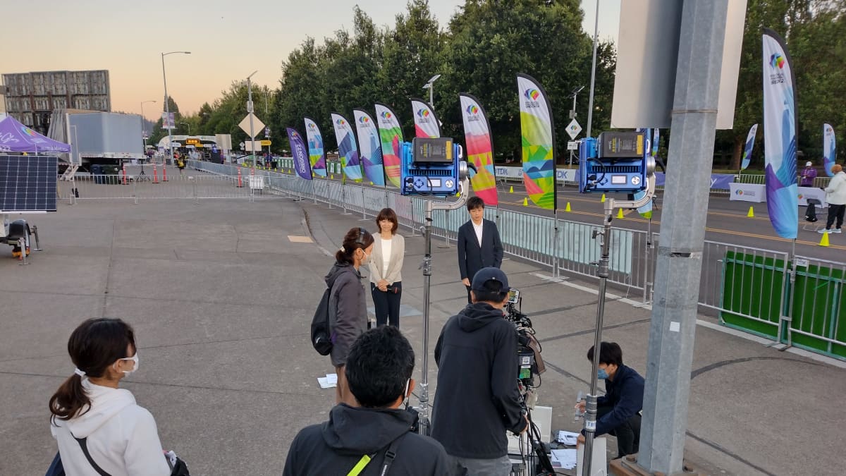 Japanilainen TV-ryhmä veti vartin alkustudion miesten 35 kilometrin MM-kävelylle. 