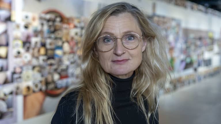 Kuvataideakatemian professori Anna-Kaisa Rastenberger valokuvanäyttelyssä K1-galleriassa